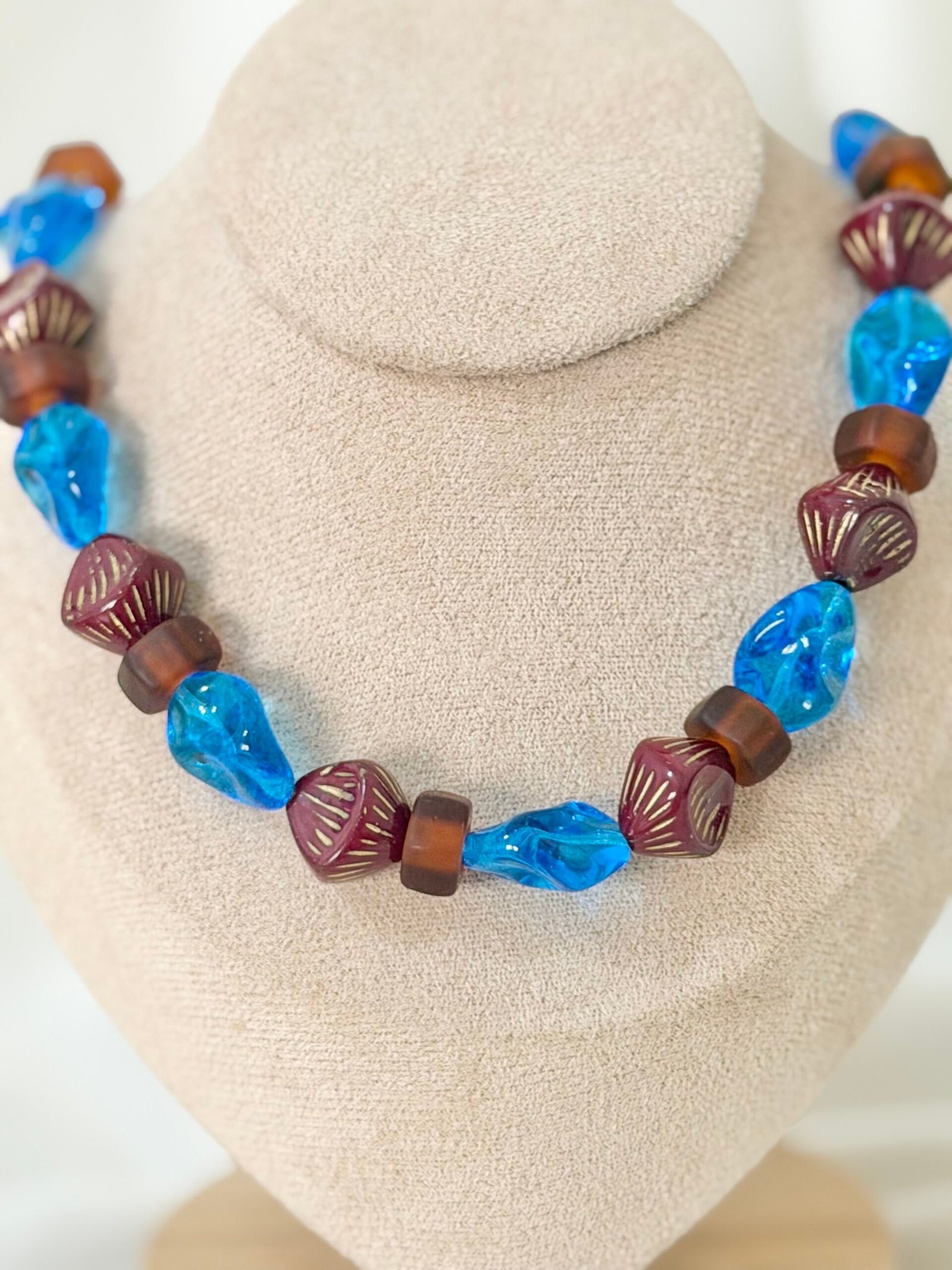 Collar Cuentas bordo y azul. - Imagen 2